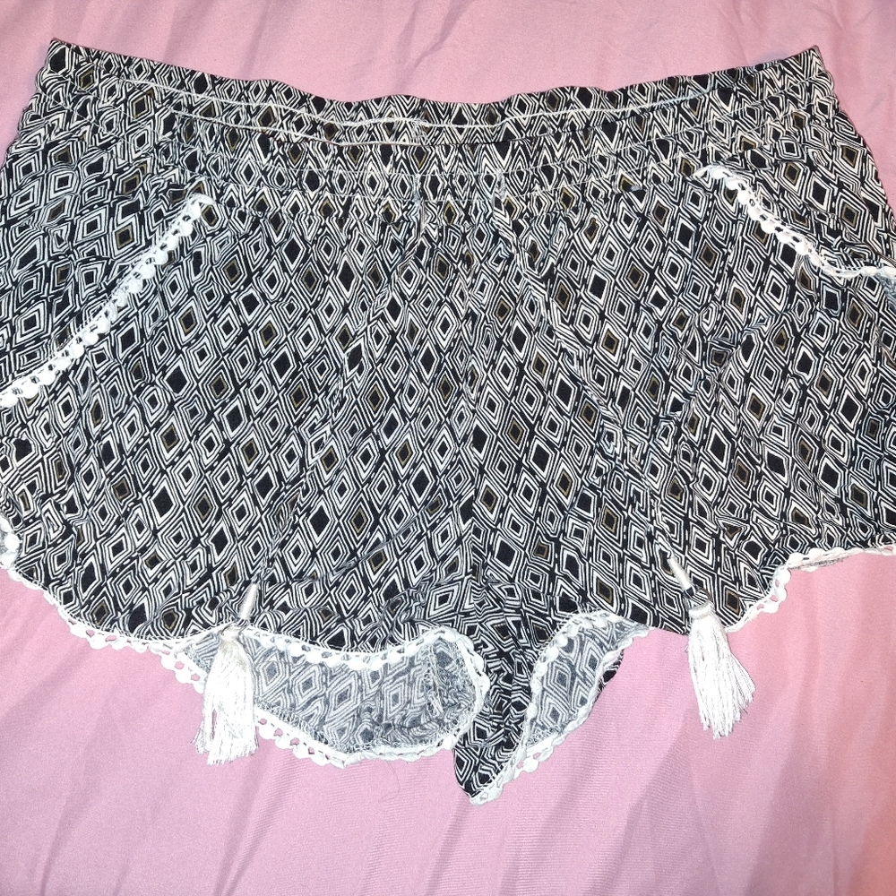 Atmosphere Monochrome Bohemian, style shorts.